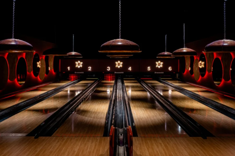 En upplyst bowlinghall med flera banor