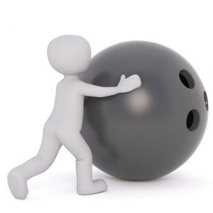 Litet barn knuffar ett enormt bowlingklot