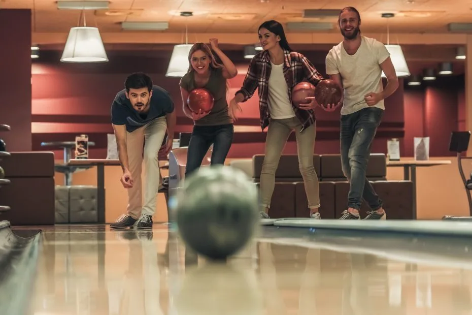 Vänner som spelar bowling