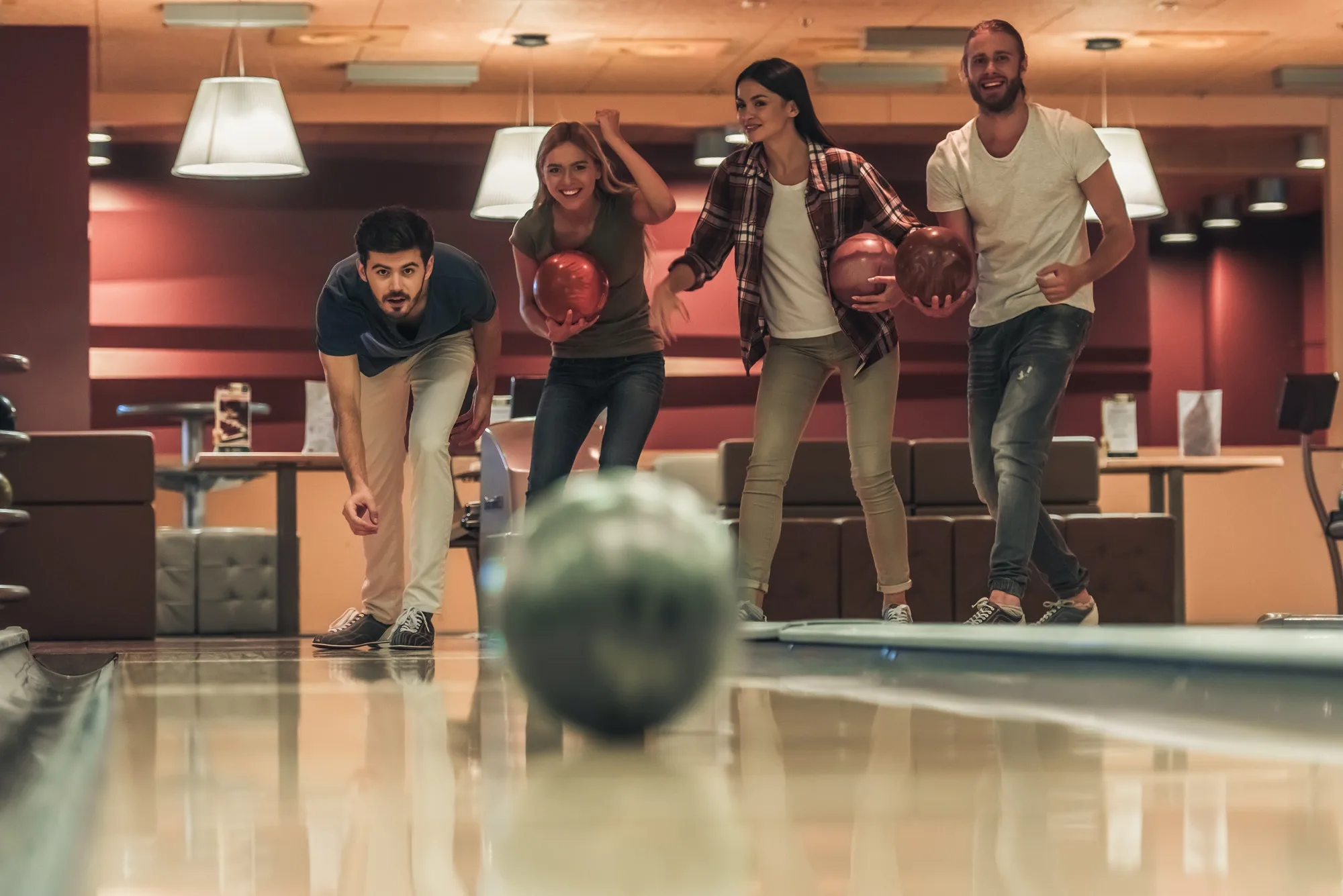 Vänner som spelar bowling